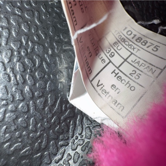 UGG Royale Pink Slides Women's Size 8 Fluffy Fur Sandals Slippers - Picture 3 of 9